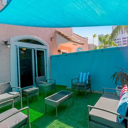 Beach Retreat, 1 Block From Downtown, Near Beach And Shops With Private Patio